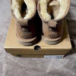 Ugg Women’s Classic Mini II
